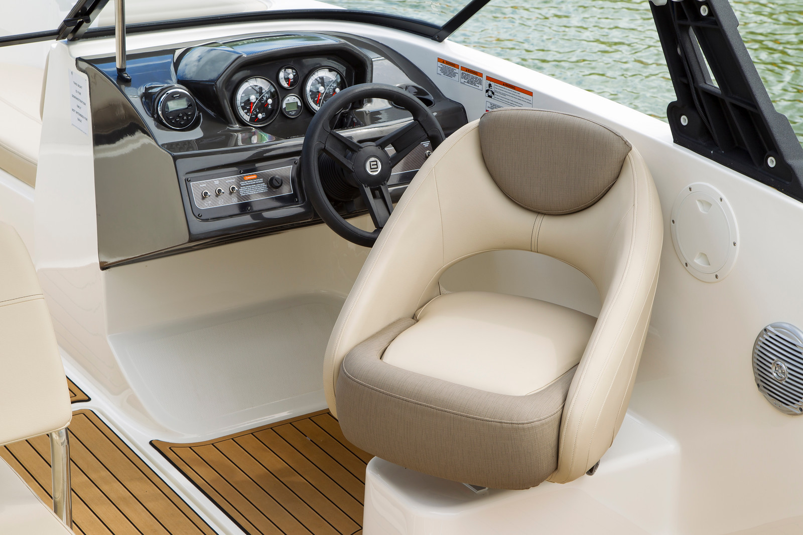 Bayliner VR6 med MerCruiser sterndrive - 10